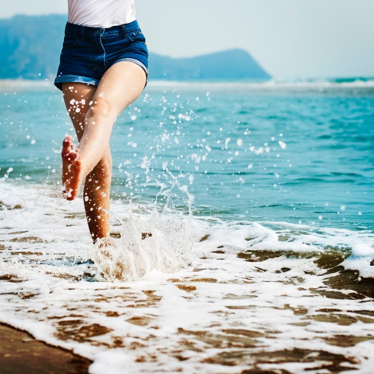 barefoot beach blur